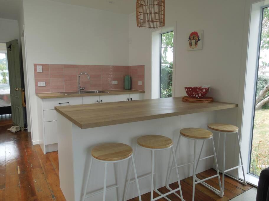 Raglan, Walk To Harbour And Town, Garden Views Apartment Luaran gambar